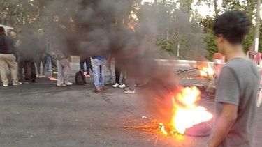 FUEGO. El inicio de una protesta que anoche aún continuaba. .