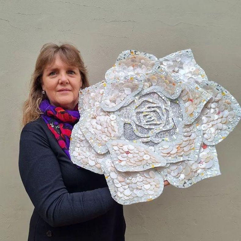 SE BUSCA. Silvia Kuhn con la obra que le robaron.