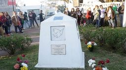 El monolito instalado en la plazoleta recuerda a las víctimas de la inseguridad. .
