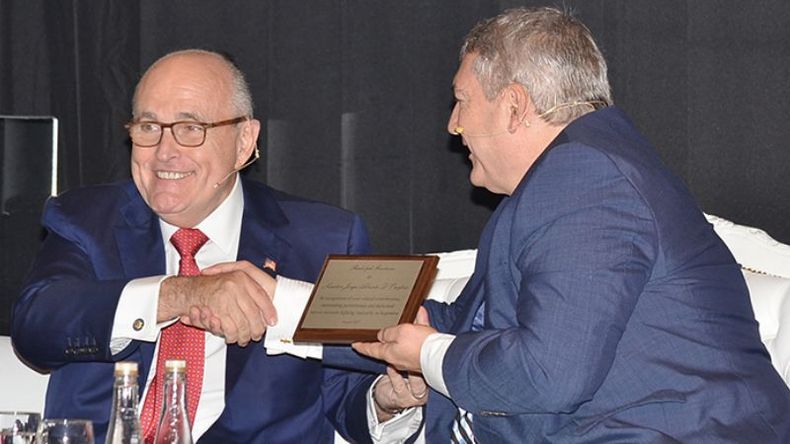 ENTREGA. Giuliani y D’Onofrio con el estudio de seguridad para Pilar..