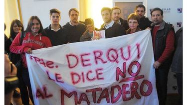 A LA ESCUELA. Alumnos del Cardenal Copello expresaron su preocupación..