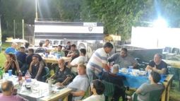 CIERRE DE AÑO. Los dirigentes durante la cena en la cancha del club Deportivo Malvinas, de Sourdeaux.