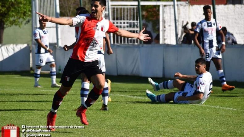 GRITO SAGRADO. Nahuel Camargo festeja con el Lobo ante Centro Español..