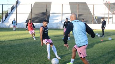 PELOTA. Ríos trata de cortar la salida de Riquelme. Nahuel suma 164 partidos con la camiseta de Real.
