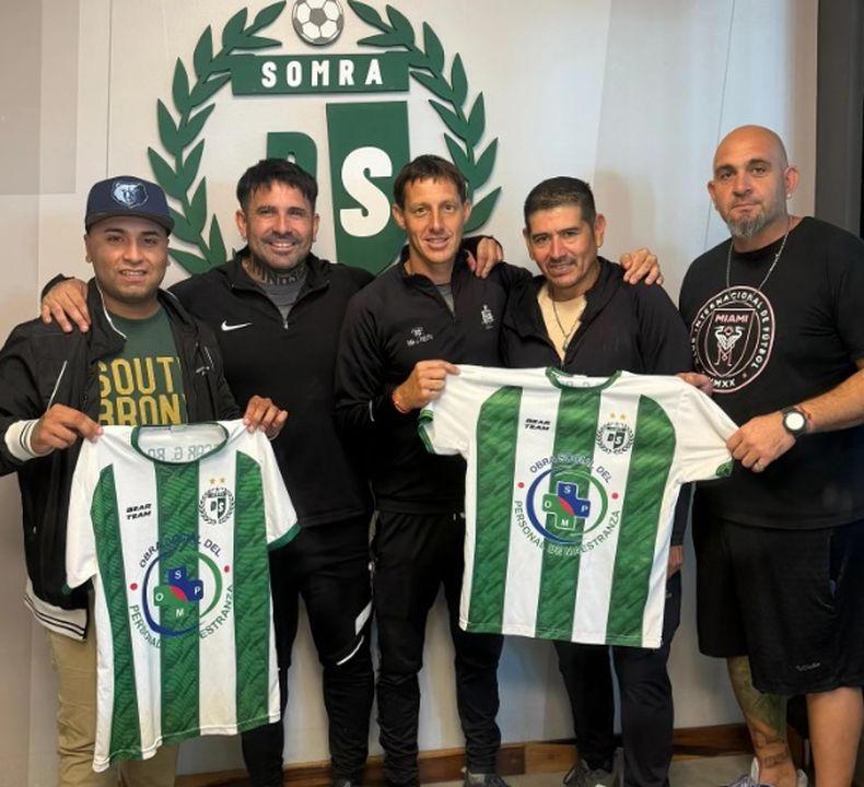 PRESENTACIÓN. Silva (2º) junto a Elías Frías (coordinador del club), el Polaco Sánchez, Ariel Díaz y Guillermo Castro.