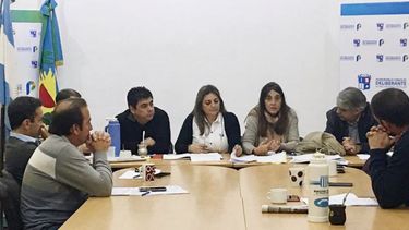 REUNIÓN.Concejales y funcionarios, ayer, en la comisión de Transporte..