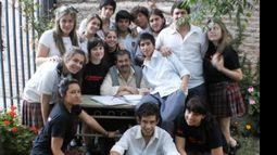 Alejandro junto a sus alumnos. Fue creador del sitio de Facebook “Derqui en el Planeta Tierra”, donde todos suben fotos antiguas del pueblo que fue..