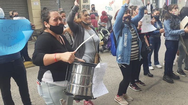Los familiares de Thiago reclaman en la puerta de la dirección de Niñez, a quien acusan de no tomar cartas en el asunto ante las denuncias presentadas. .