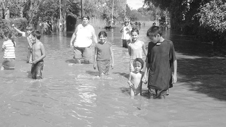 El 2 de abril de 2007, las fuertes lluvias provocaron las peores inundaciones en la historia de Pilar, dejando 3.000 evacuados. La crecida afectó a varios puntos del distrito. En la imagen, los vecinos del barrio 9 de Julio, en Villa Rosa, sufren las consecuencias del desastre..