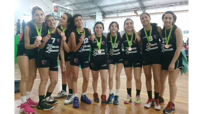MEDALLAS. Las chicas del Básquet del Instituto Derqui se colgaron el bronce..