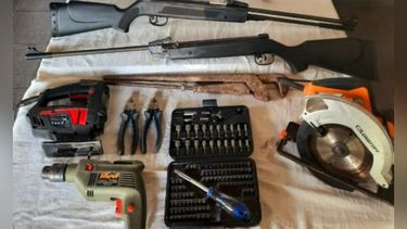 INCAUTADOS. Armas y elementos robados fueron hallados en la casa del delincuente.