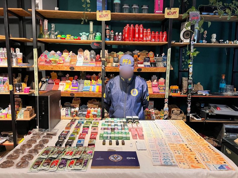 INCAUTADOS. Se secuestraron 458 vapers con nicotina, 241 de THC, 90 de cannabis, cookies y brownies cannábicos y 87 paquetes de gomitas con THC.