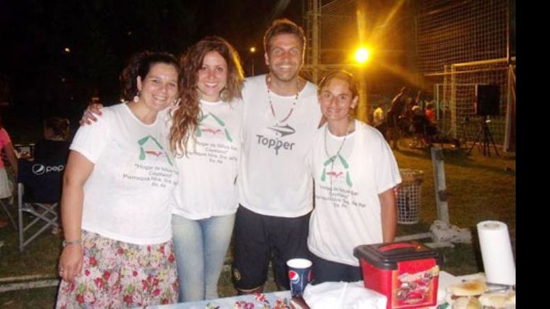 Un grupo de voluntarias junto al periodista Toti Pasman..