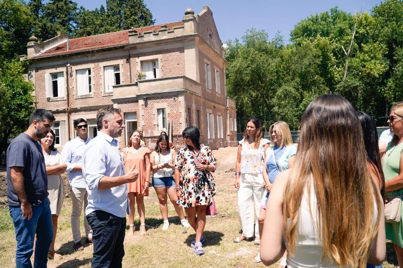 PELLEGRINI. La semana pasada Achával recorrió la obra con directoras de escuelas.