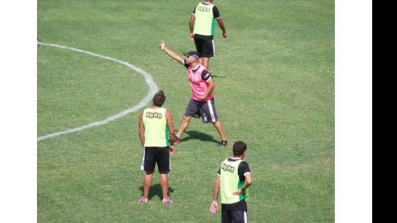 Orsi paró varias veces el juego para resaltar cuestiones referidas a lo táctico..