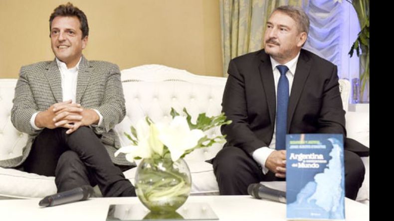 HOTEL PORTEÑO. Massa acompañó a D’Onofrio en la presentación..