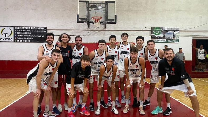 FESTEJO EN LA CALDERA. Los jugadores de Derqui celebraron la victoria en el clásico. .