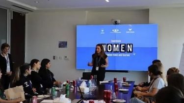 La Universidad Austral busca mujeres que quieran ser ingenieras aeronáuticas.