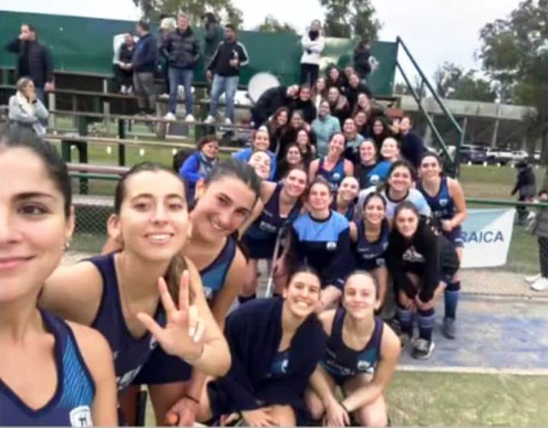 TRIUNFAZO. Las chicas de Hebraica y una selfie para festejar la goleada ante River.
