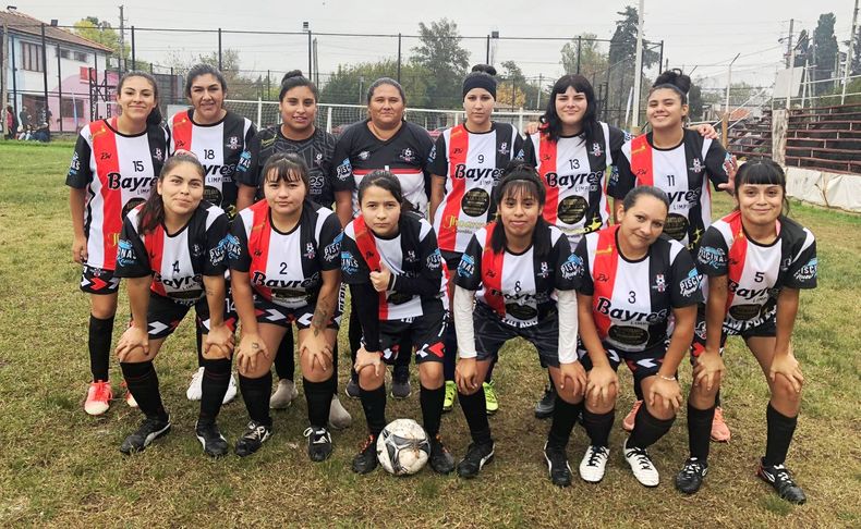 El equipo femenino de Peruzzotti que juega la Liga Municipal.