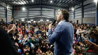 LLENO DE PIBES. En la noche de este jueves Achával presentó a los vecinos las ampliaciones del Club Tribarrial.&nbsp;