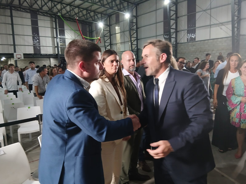 DIÉLOGO. Tras el discurso, Achával estrechó la mano de los 8 opositores. Acá, con el libertario Andrés Genna. 
