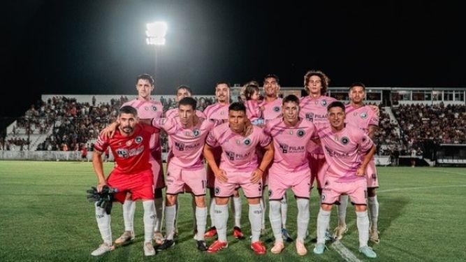 FIDELIDAD. La formación de Real Pilar con la tribuna llena de fondo.