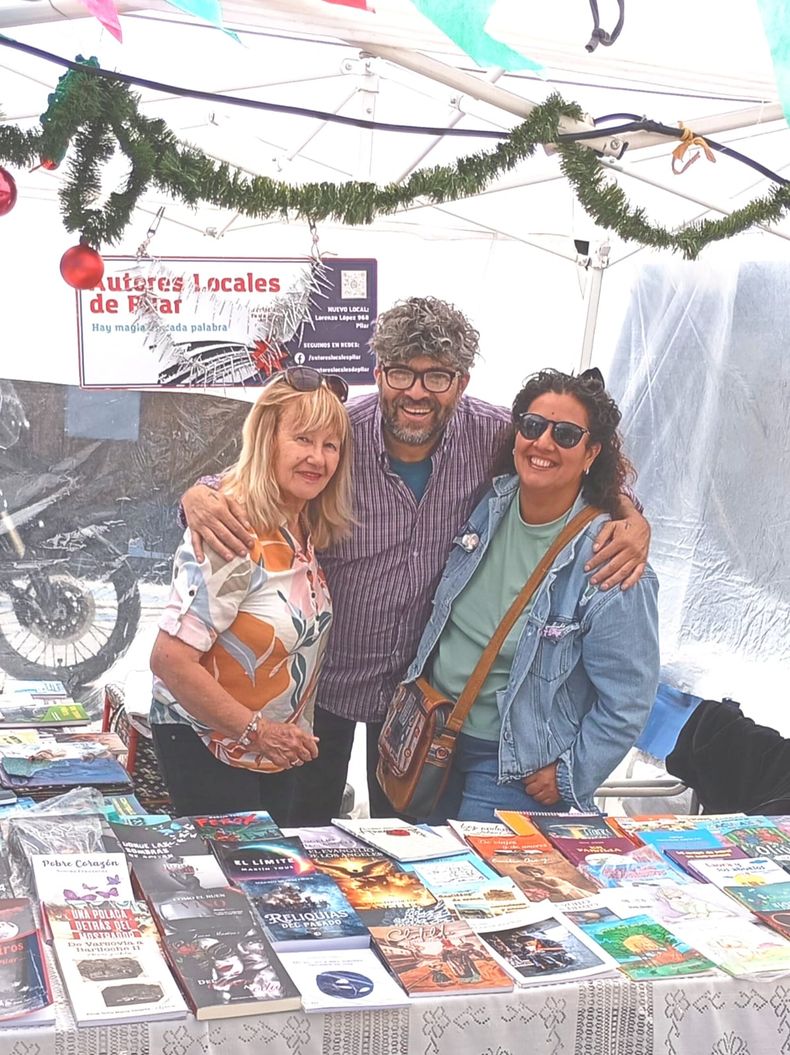 Cada viernes y s&aacute;bados, Autores Locales vende sus t&iacute;tulos en la plaza 12 de Octubre.