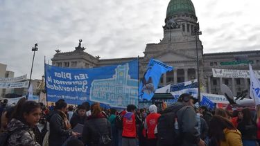 VIGILIA. Para la sesión en Diputados se acercaron gran cantidad de pilarenses.