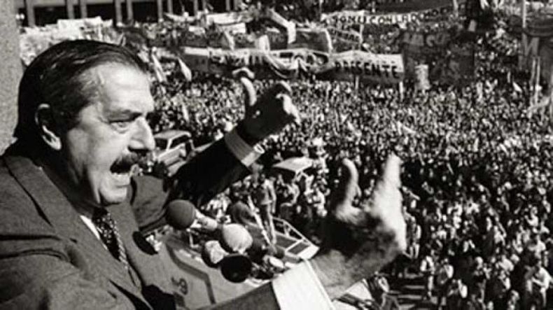 Raúl Alfonsín y el retorno de la democracia. (Clarín).