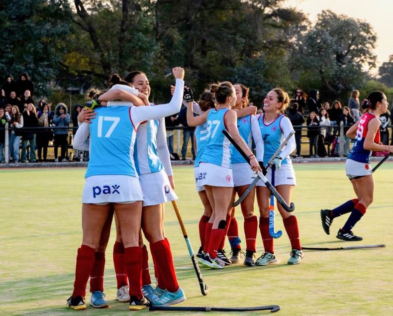 Abrazo Clásico. Las jugadoras de Sanpa se llevaron el choque con Deportiva.
