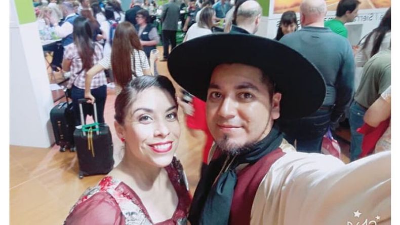 DOCENTE. Luciano Leal conduce un nuevo grupo folclórico..