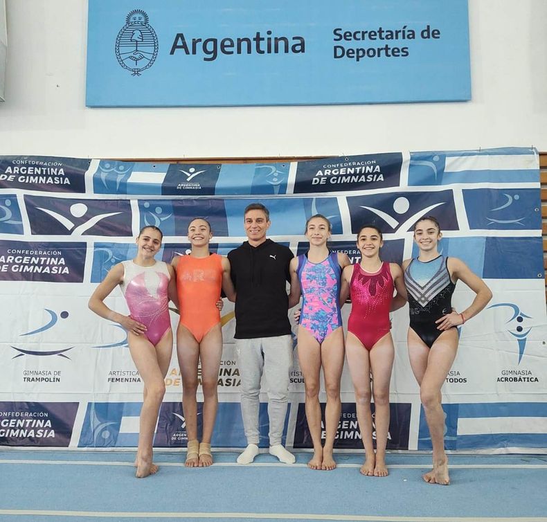 PANAMERICANA. Julieta Lucas (der.), con el profe Echeveste, en el equipo argentino que viajó a Paraguay.
