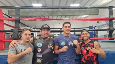 Yamil Peralta junto a su cuerpo técnico en su gimnasio.