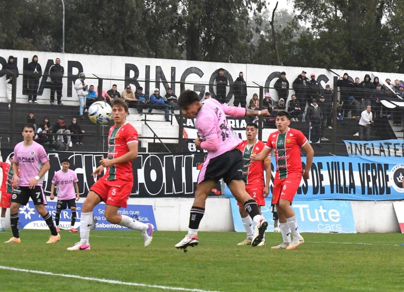 Ronaldo Aguilar mete el cabezazo que se perdió por el segundo palo.