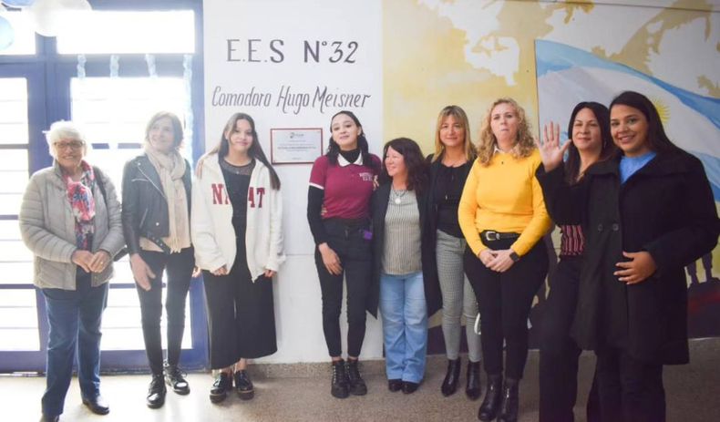 La Escuela Secundaria Nº 32 de #Lagomarsino se llamará desde hoy Comodoro Hugo Meisner, en reconocimiento al militar pilarense que falleció en combate durante la guerra por las Islas Malvinas. Junto a la familia Meisner, la comunidad educativa reconoció el valor del piloto; un ejercicio fundamental para seguir fortaleciendo el compromiso y amor por nuestro país. ¡Felicitaciones! Educación Pilar.