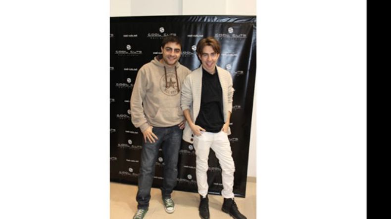 Los actores de “Chicos católicos apostólicos y romanos, Juan Payá y Nicolás Maiquez. Cool Cuts se encarga de los peinados en la obra..