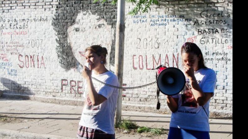 Las hijas de Colman frente al mural que las recuerda, en Pilar..