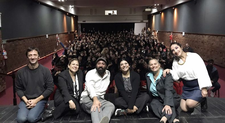 Espectacular función esta mañana para estudiantes en el @teatro_aalonso. Gracias. Comedia Del Pilar / @ComediaDelPilar.