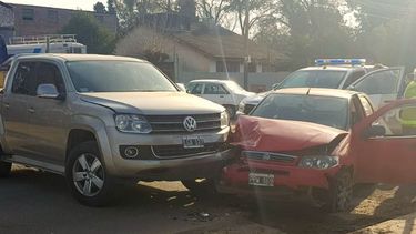 Choque entre una camioneta y un auto en La Lonja