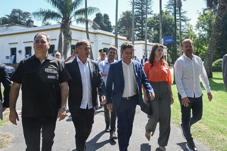 ENCUENTRO. Federico Achával acompañó a Axel Kicillof en el acto de egreso de los nuevos uniformados.&nbsp;