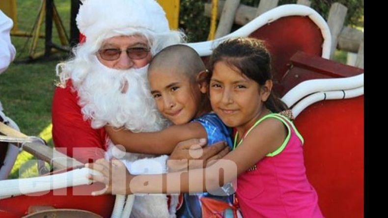 Papá Noel, en la plaza de Pilar. Este año el ritual de llevarle la cartita se multiplicó en los distintos barrios..