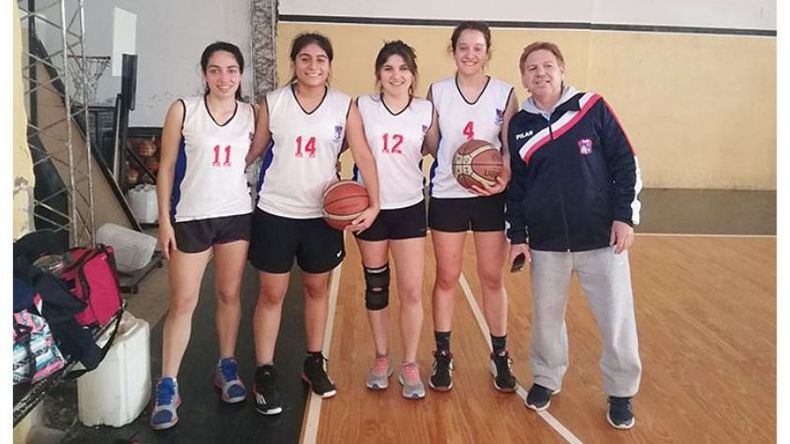 HAY EQUIPO. Las chicas del Básquet 3x3 de Pilar, junto al DT Oroná, tras ganar en Chivilcoy..