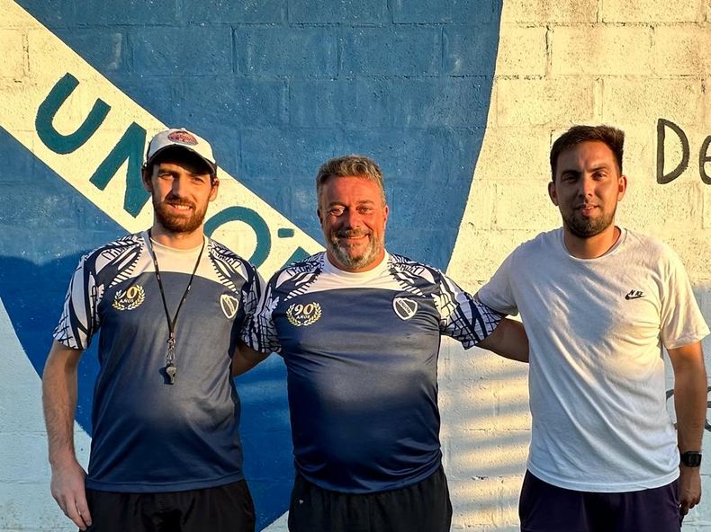 NUEVO DT. Gustavo Galdelli custodiado por el profe Omar Salazar y el vicepresidente del club, Víctor Bazar.