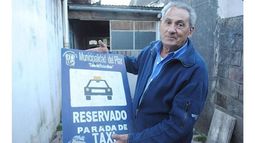 Luis conserva el cartel de su parada, arrancado por la empresa que hizo las obras..