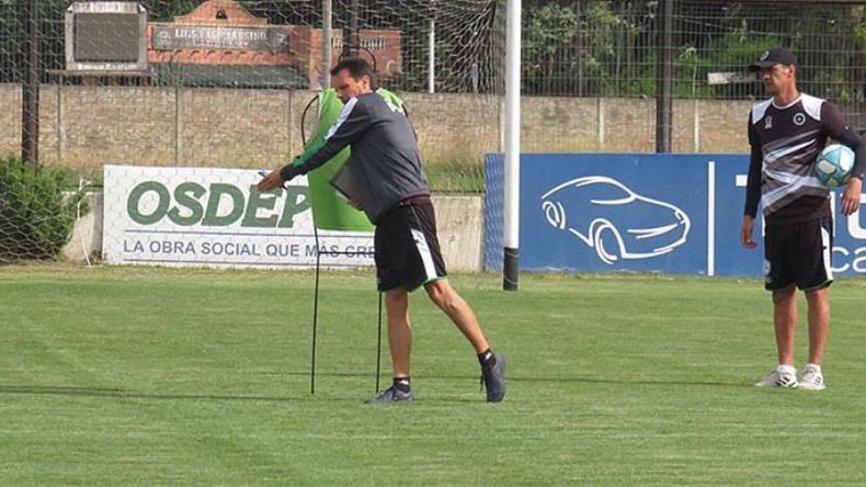 POR ACÁ. Marcoguiseppe da indicaciones tácticas en la última práctica. (FOTO: PRENSA REAL PILAR)..