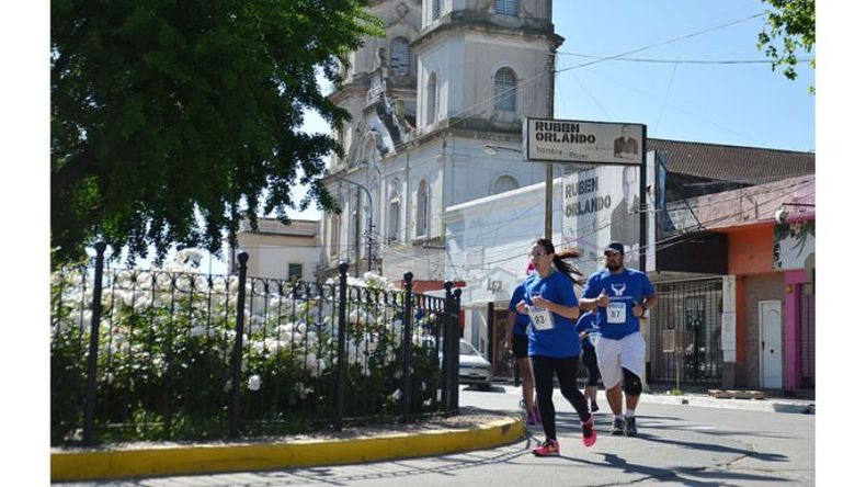 PINTORESCO. Los atletas dan la vuelta en la plaza..