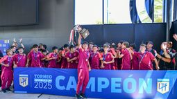 CAPITÁN CAMPEÓN. Sosa Ibarra levanta la copa junto a sus compañeros de Novena. CAPITÁN CAMPEÓN. Sosa Ibarra levanta la copa junto a sus compañeros de Novena.