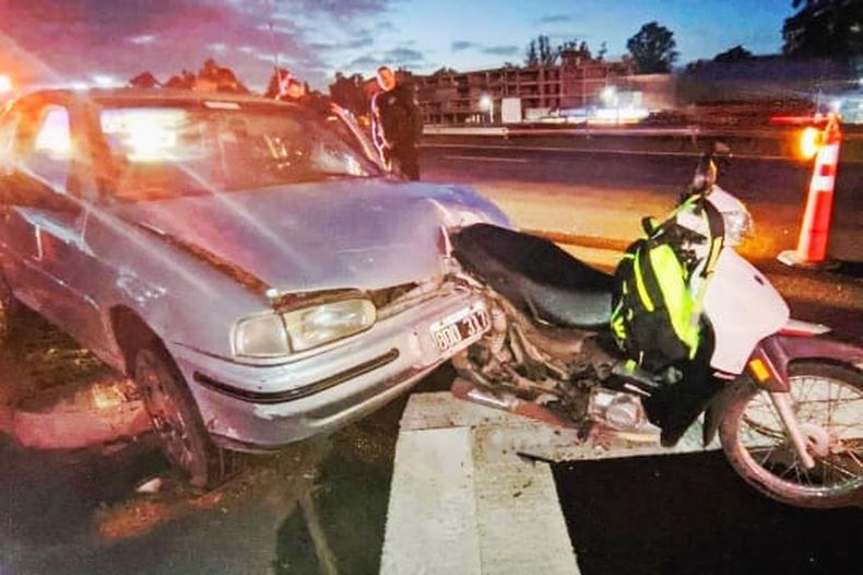 DESDE ATRÁS. El auto y la moto involucrados en el accidente de este sábado.