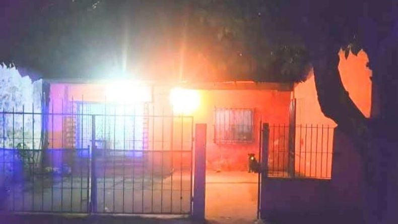 FUEGO. Se produjo en la parte trasera de la vivienda de la calle Leguizamón. .